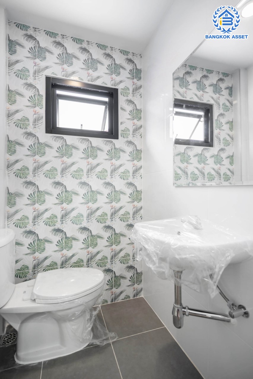 บ้านมือสองตกแต่งใหม่ ม.พระปิ่น2 ติดถนนบรมราชชนนี ทาวน์เฮ้าส์หลังใหญ่ เนื้อที่ 30 ตร.ว. ฟังก์ชัน 2 ห้องนอน 2 ห้องน้ำ จอดรถได้ 1 คัน บนทำเลศักยภาพ เชื่อมต่อหลายเส้นทาง ใกล้เซ็นทรัลปิ่นเกล้า ม.มหิดล , ทางด่วน "กาญจนาภิเษก"